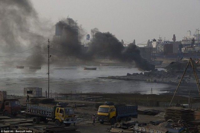 Nhiếp ảnh gia Sahil Ali ghi lại cảnh tượng khói đen mù mịt và ô nhiễm tại khu phá dỡ tàu ở Chittagong.