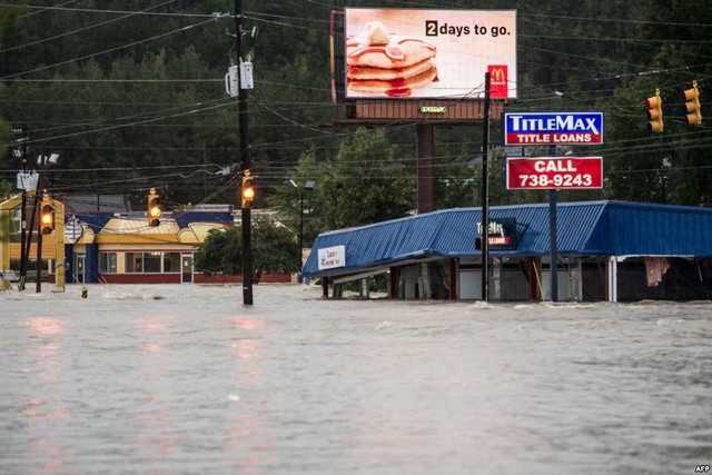 Nước lũ nhấn chìm các ngôi nhà tại thành phố Columbia ở bang South Carolina, Mỹ.