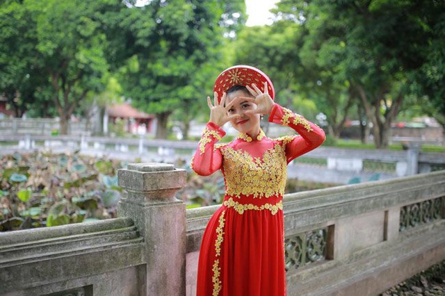Nhân dịp ra Hà Nội, cô nàng thực hiện một bộ ảnh diện áo dài truyền thống tại Văn Miếu - Quốc Tử Giám
