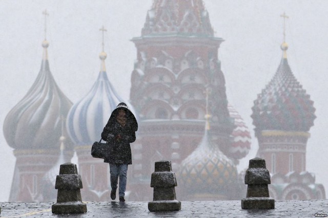 Một phụ nữ đi dưới mưa tuyết đầu mùa gần quảng trường Đỏ ở thủ đô Moscow, Nga.