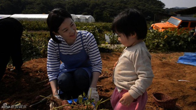 
Lee Young Ae cùng con làm vườn, trồng rau.
