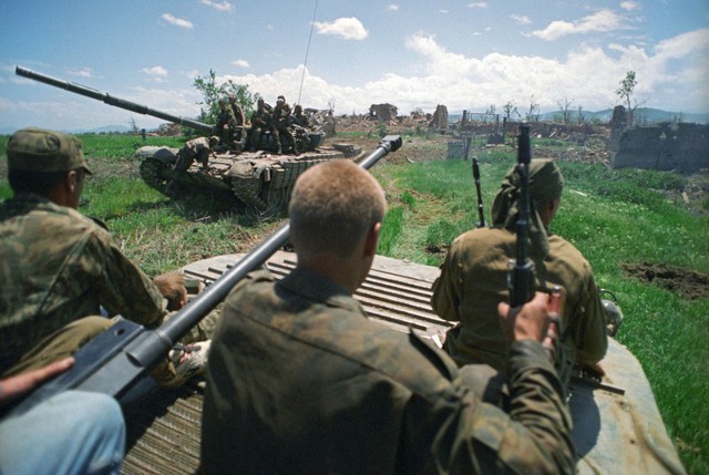 
Lực lượng xe tăng - thiết giáp và bộ binh cơ giới Nga triển khai tại Cộng hoà Tresnia.
