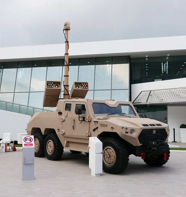 Tháng 2/2015, hãng Raytheon đã hợp tác với NIMR Automotive - một công ty con của Emirates Defence Industries Company (EDIC) để phát triển biến thể TALON đặt trên xe bọc thép của NIMR. Trong ảnh: cấu hình TALON đặt trên xe bọc thép NIMR, mỗi xe mang được 16 quả rocket loại này.