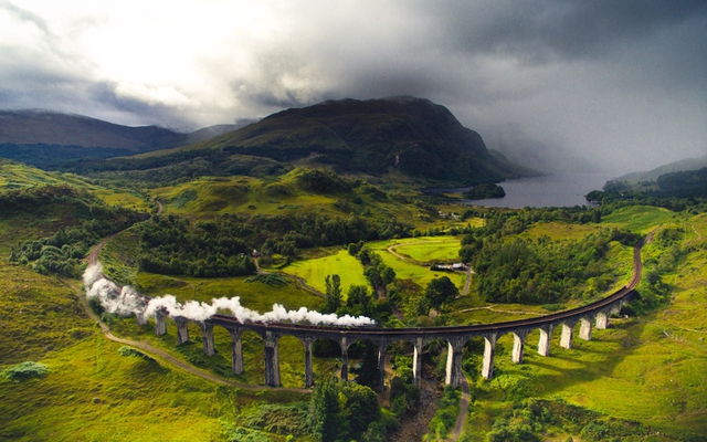 Đoàn tàu hơi nước đi qua cây cầu Glenfinnan Viaduct ở vùng Lochaber, Scotland.