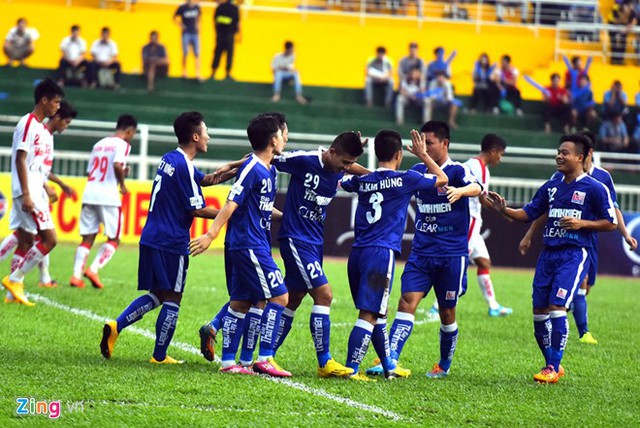 
U21 Gia Lai ăn mừng sau bàn thắng trời cho ở đầu hiệp 1 (Ảnh: Zing.vn).
