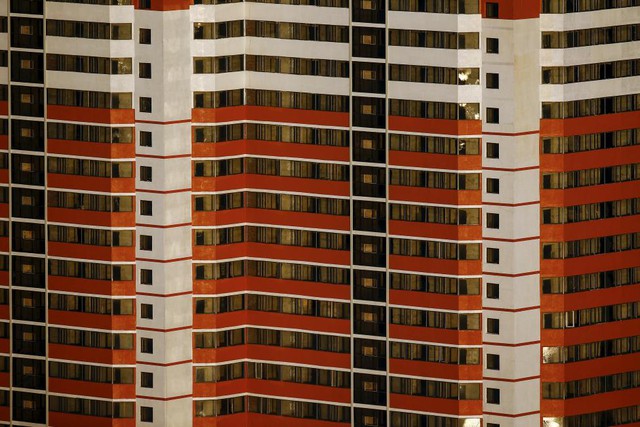 Một chung cư đồ sộ, vừa được xây dựng tại trung tâm Bình Nhưỡng, nổi bật với màu sơn đỏ và trắng trong ánh bình minh. Ảnh chụp ngày 9.10.