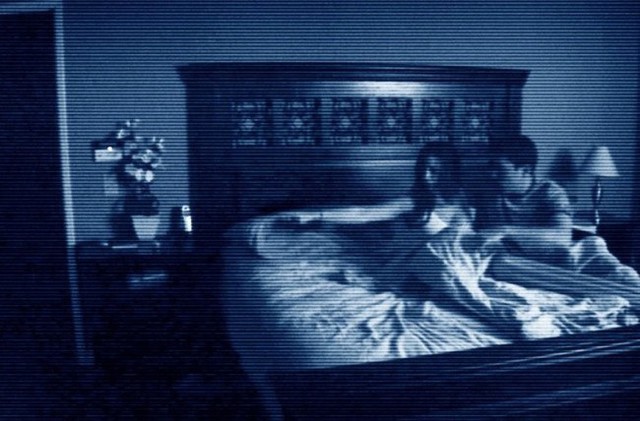
Đêm đó, hai vợ chồng giật mình khi nghe thấy tiếng động phát ra từ dưới gầm giường.
