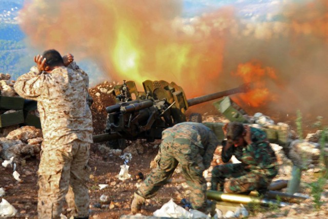 Các binh sĩ quân đội chính phủ nã pháo vào phiến quân Nhà nước Hồi giáo (IS) ở tỉnh Latakia, Syria.
