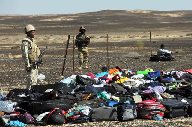 Binh sĩ Ai Cập đứng cạnh hành lý và đồ cá nhân của hành khách trên chiếc máy bay của hãng hàng không Metrojet rơi tại bán đảo Sinai, Ai Cập.