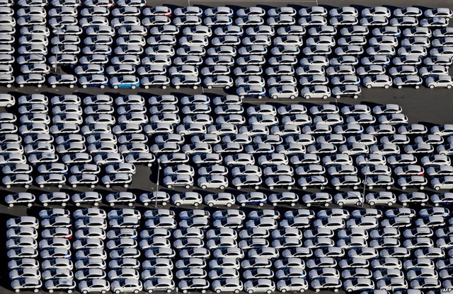
Những chiếc ô tô mới xuất xưởng đỗ tại bãi xe trong nhà máy Porsche ở Leipzig, Đức.
