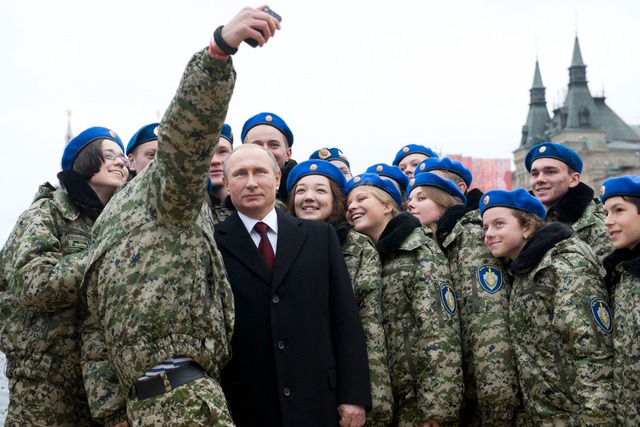 Tổng thống Nga Vladimir Putin chụp ảnh tự sướng với thành viên của một CLB quân đội ở thành phố Moscow.