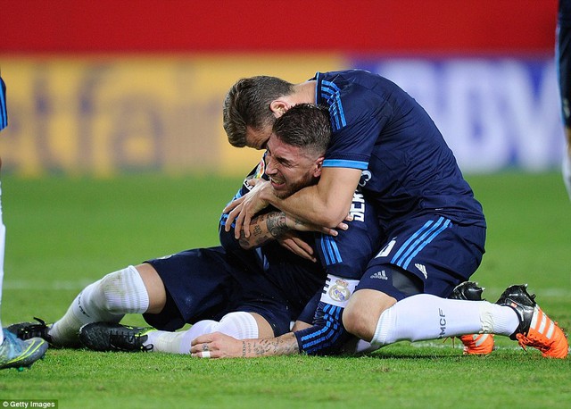 
Ramos bị đau sau khi lập siêu phẩm.
