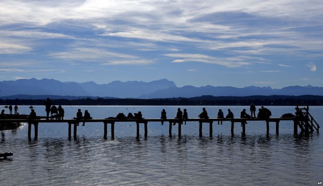 Mọi người tận hưởng nắng thu dịu nhẹ bên hồ Starnberger See gần thành phố Munich, Đức.