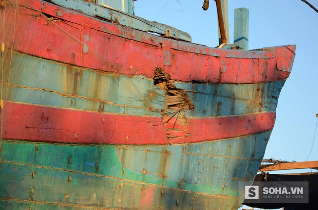 
Vết thủng trên thân tàu sau cú đâm trên biển ngày 26/5/2014
