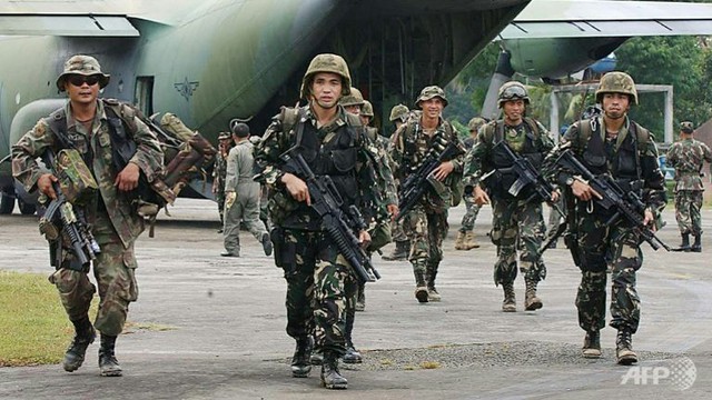 
Binh sĩ Philippines được triển khai tới đảo Jolo trong một chiến dịch truy quét các chiến binh Abu Sayyaf ngày 24.8.2002.
