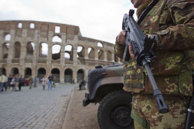 
Binh sĩ Italia tuần tra gần đấu trường Colosseum ở thành phố Rome. An ninh tại các địa điểm du lịch ở Italia được tăng cường sau vụ tấn công khủng bố ở thành phố Paris.
