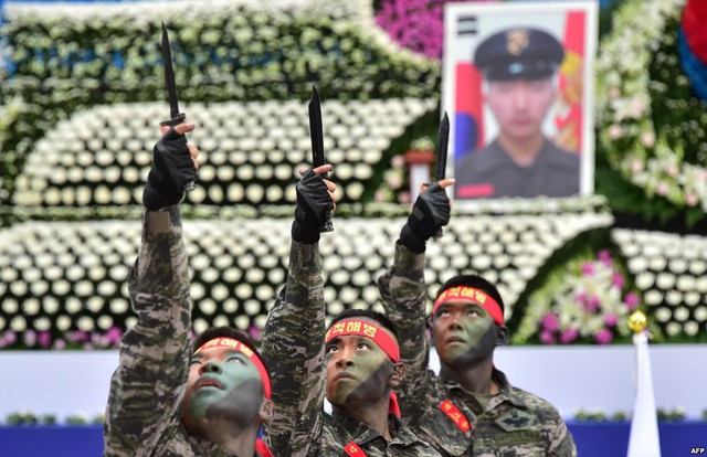 Lính thủy đánh bộ Hàn Quốc biểu diễn võ thuật tại Seoul trông lễ kỷ niệm 5 năm sự kiện Triều Tiên nã pháo vào đảo Yeonpyeong.