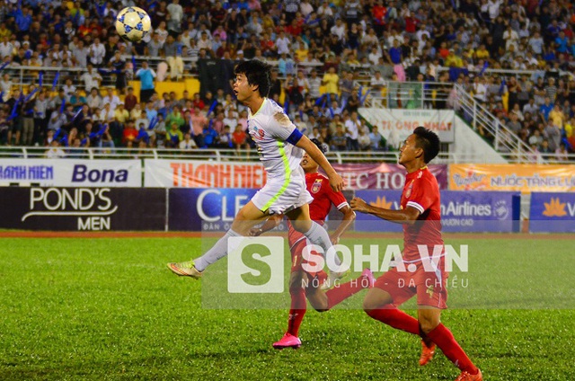 
Công Phượng lập 1 siêu phẩm để gỡ hòa 1-1.
