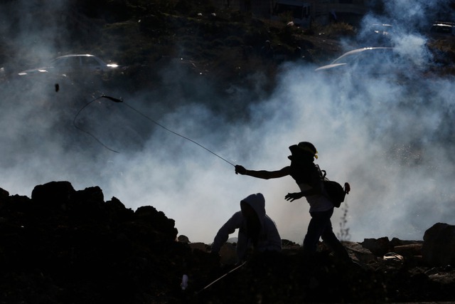 Người biểu tình Palestine đốt lốp xe và ném đá vào binh sĩ Israel trong cuộc đụng độ tại thành phố Ramallah, Bờ Tây.