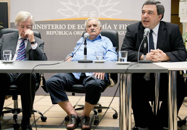 
Tổng thống Jose Mujica (giữa) luôn ăn mặc giản dị. Ảnh: AP
