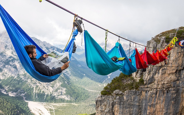 
Những người ưa mạo hiểm mắc võng trên sợi dây nối giữa hai ngọn núi cao 50m ở Monte Piana, Italia.
