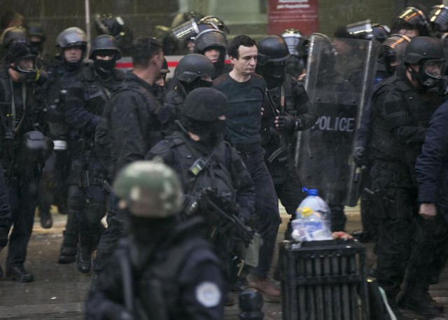 Cảnh sát bắt giữ lãnh đạo của đảng Tự quyết, sau khi đảng này tổ chức các cuộc biểu tình chống chính phủ ở thủ đô Pristina, Kosovo.