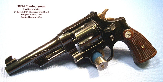Một phiên bản súng lục được gắn với tên của Edward McGivern.