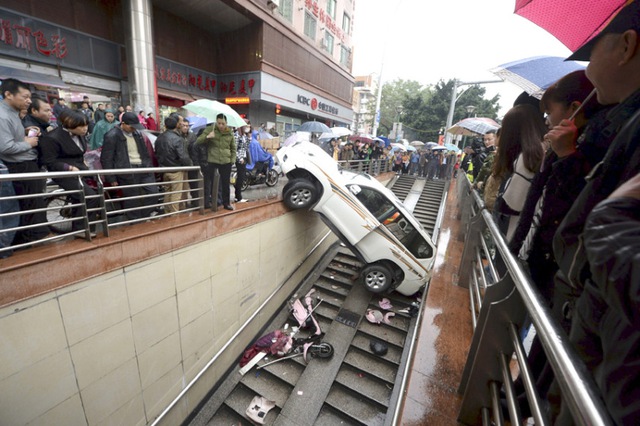 Chiếc ô tô mất lái đâm qua lan can rơi xuống đường hầm dành cho người đi bộ ở thành phố Phúc Châu, Trung Quốc.