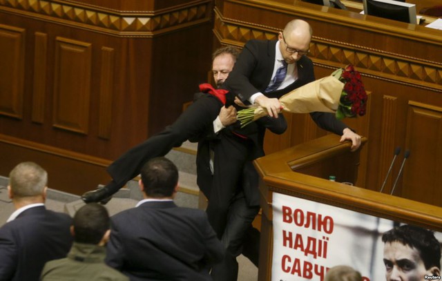 Thủ tướng Arseny Yatseniuk bị bê ra khỏi bục diễn thuyết trong một cuộc xô xát giữa các nghị sĩ tại quốc hội Ukraine ở thủ đô Kiev.