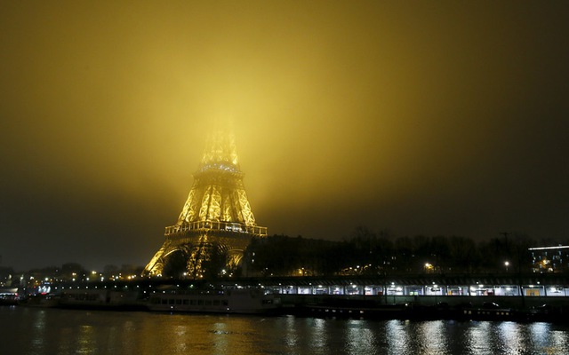 Tháp Eiffel chìm trong sương sớm tại thành phố Paris, Pháp.