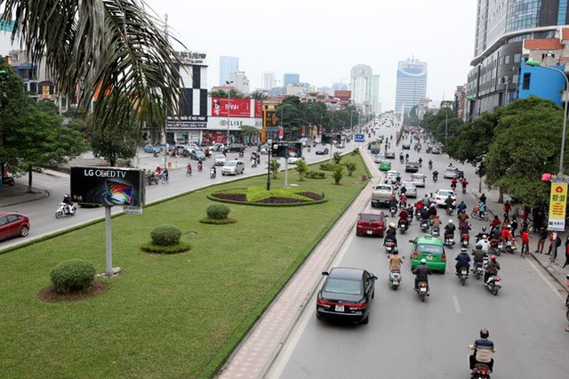 
Nhìn thảm cỏ xanh đoạn nối với cầu vượt Nguyễn Chí Thanh sắp bị xén, ông Lê Văn Đức sống trên đườngTrần Duy Hưng nói: Rất tiếc, giải phân cách với thảm cỏ xanh sẽ không còn nhưng vì sự phát triển của thủ đô, giảm ùn tắc giao thông tạo đường thông thoáng cho người dân.
