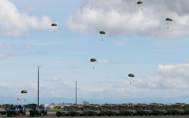 Philippines đã ra mắt hai chiến đấu cơ FA-50 mới hiện đại trong số 12 chiến đấu cơ loại này mua từ Hàn Quốc cũng như các trực thăng Agusta Westlands AW-109 phiên bản nâng cấp, xe bọc thép chở quân M113A2 tối tân của Mỹ… cùng nhiều loại vũ khí, trang thiết bị quân sự khác trong buổi lễ kỷ niệm hôm qua.