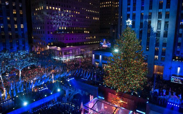 
Trung tâm Rockefeller ở thành phố New York trở nên lung linh, huyền ảo vào ban đêm trước lễ Giáng sinh.
