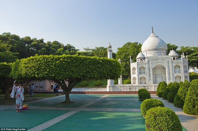 
Phiên bản lăng mộ Taj Mahal được xây dựng tại công viên giải trí Cửa sổ Thế giới ở Trung Quốc.

