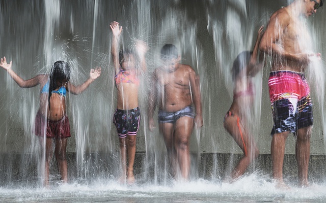 Mọi người tắm mát dưới đài phun nước trong công viên Madureira ở Rio de Janeiro, Brazil.