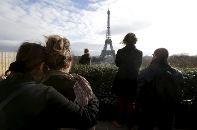 
Ảnh ngày 16-11 chụp người dân dành một phút im lặng để tưởng niệm những nạn nhân vụ khủng bố Paris hôm thứ Sáu ngày 13-11.
