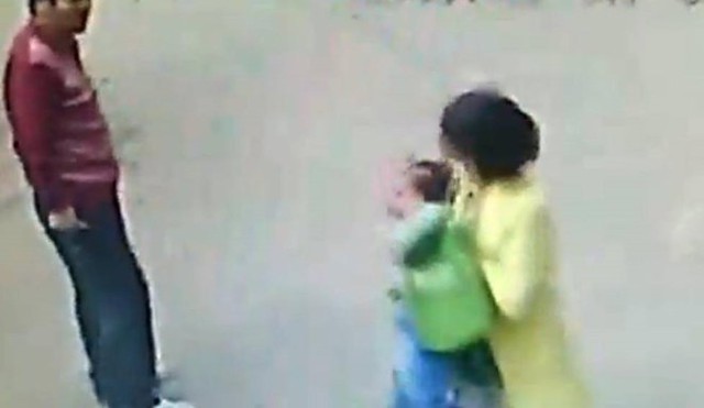 
Cuối cùng, người mẹ đã kéo được em bé về phía mình. Cảnh sát Trung Quốc đã vào cuộc sau khi được thông báo về vụ việc này. (Nguồn: chinadaily)

 
