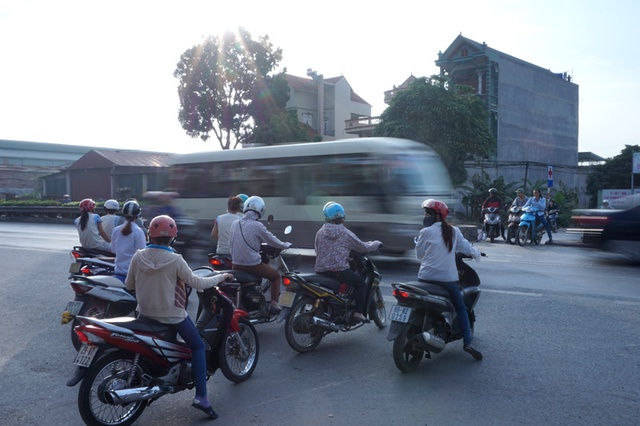 
Vào giờ cao điểm, các phương tiện đi từ đường liên xã chờ sang đường lấn hết quốc lộ.
