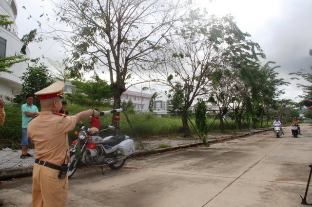 Ước mơ làm CSGT của cậu bé ung thư Đỗ Tuấn Dũng đã thành hiện thực - Ảnh: Đoàn Cường