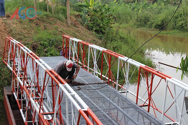 Dịp cuối tuần, phóng viên đã được mục sở thị việc bắc cầu trong 30 phút – tốc độ mà ít ai dám nghĩ tới đối với cây cầu sắt vững chãi dài 22 m, rộng 2 m.