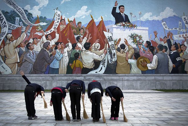 Các em học sinh cúi đầu thể hiện lòng thành kính đối với cố lãnh đạo Triều Tiên Kim Il Sung ở Bình Nhưỡng. (Nguồn: Sputniknews)