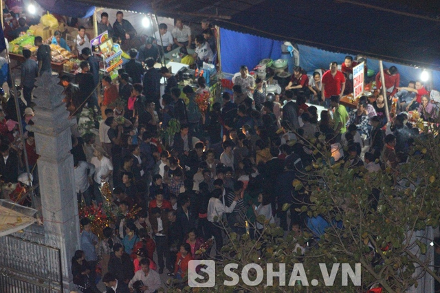 Dòng người đông đúc tham gia lễ hội chợ Viềng