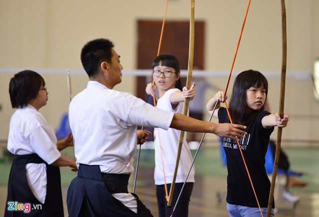 Đối với các bạn trẻ mới bắt đầu vào học, họ sẽ được những người có kinh nghiệm chỉ dạy. Trong cung đạo có 8 động tác từ lúc di chuyển đến buông tên. Mỗi động tác đều được thực hiện dứt khoát, theo quan niệm của người Nhật, học cung đạo không chỉ là một môn thể thao, đó còn là nghi lễ.