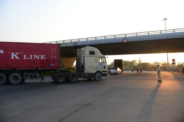 Các xe có tải trọng trên 5 tấn được chỉ dẫn đi vào đường cao tốc để về các tỉnh miền tây - Ảnh: Hữu Khoa