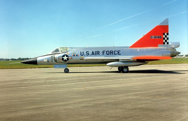 
Máy bay Convair F-102 Delta Dagger.
