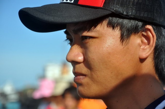 Anh Võ Công Hùng (28 tuổi, quê Hà Tĩnh), thủy thủ tàu Hoàng Phúc 18 thoát nạn ra cầu cảng đón thi thể đồng nghiệp - Ảnh: Đ.Hà