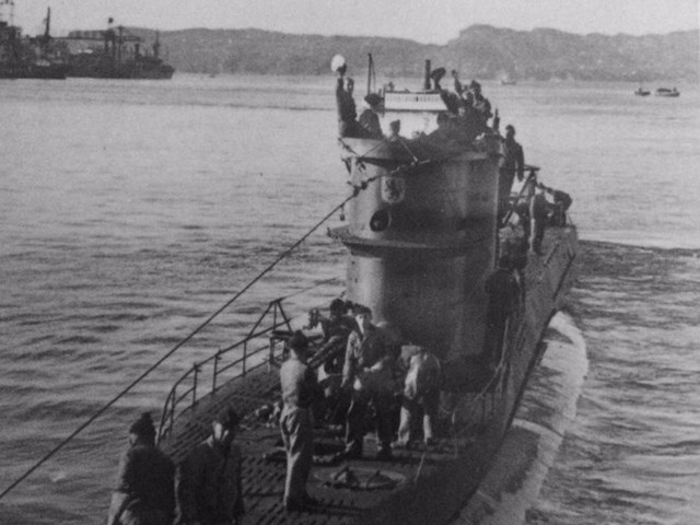 
Do chạy bằng ắc quy, tàu U-boat rất chậm khi lặn dưới biển. Vận tốc của tàu khi lặn chỉ vào khoảng 8 hải lý/giờ, so với 17,2 hải lý/giờ khi nổi trên mặt nước.
