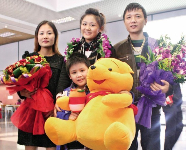 Mới 16 tuổi nên Mai Hương được gọi là bé út của Vietnam Idol 2010. Sau khi lọt vào top 3, Mai Hương về Hà Nội nghỉ ngơi vài ngày. Bố mẹ và em mang hoa ra tận sân bay đón cô.