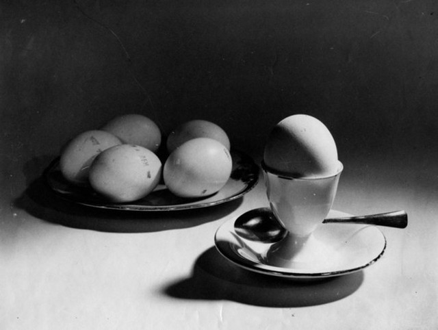 “Dietary Eggs”, Alexander Khlebnikov, 1939.

Alexander Khlebnikov thành lập Câu lạc bộ Nhiếp ảnh Sáng tạo và là người đi tiên phong trong nhiếp ảnh tĩnh vật. Bức ảnh đĩa trứng này là một trong nhiều bức ảnh ông đã chụp về các vật dụng gia đình trong những năm 1930.