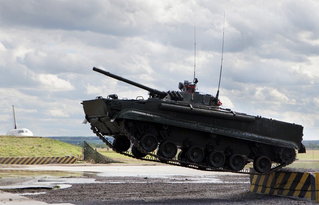 
Xe chiến đấu bộ binh BMP-3 được trang bị hỏa lực mạnh với pháo 100mm, 30mm, súng máy đồng trục cỡ nòng 7,62mm.

